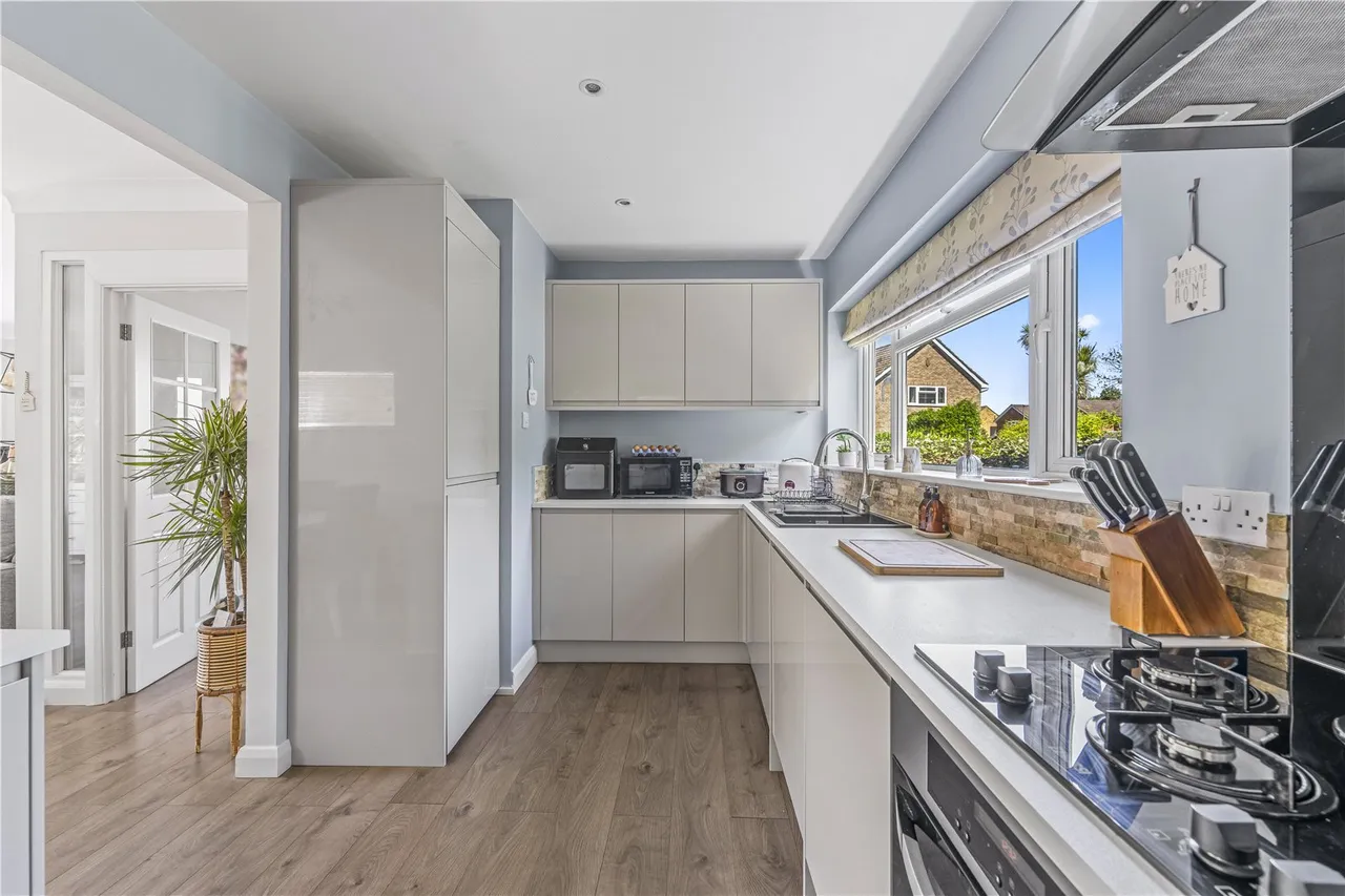 Kenton Avenue, Sunbury, TW16 5AS, photo 4