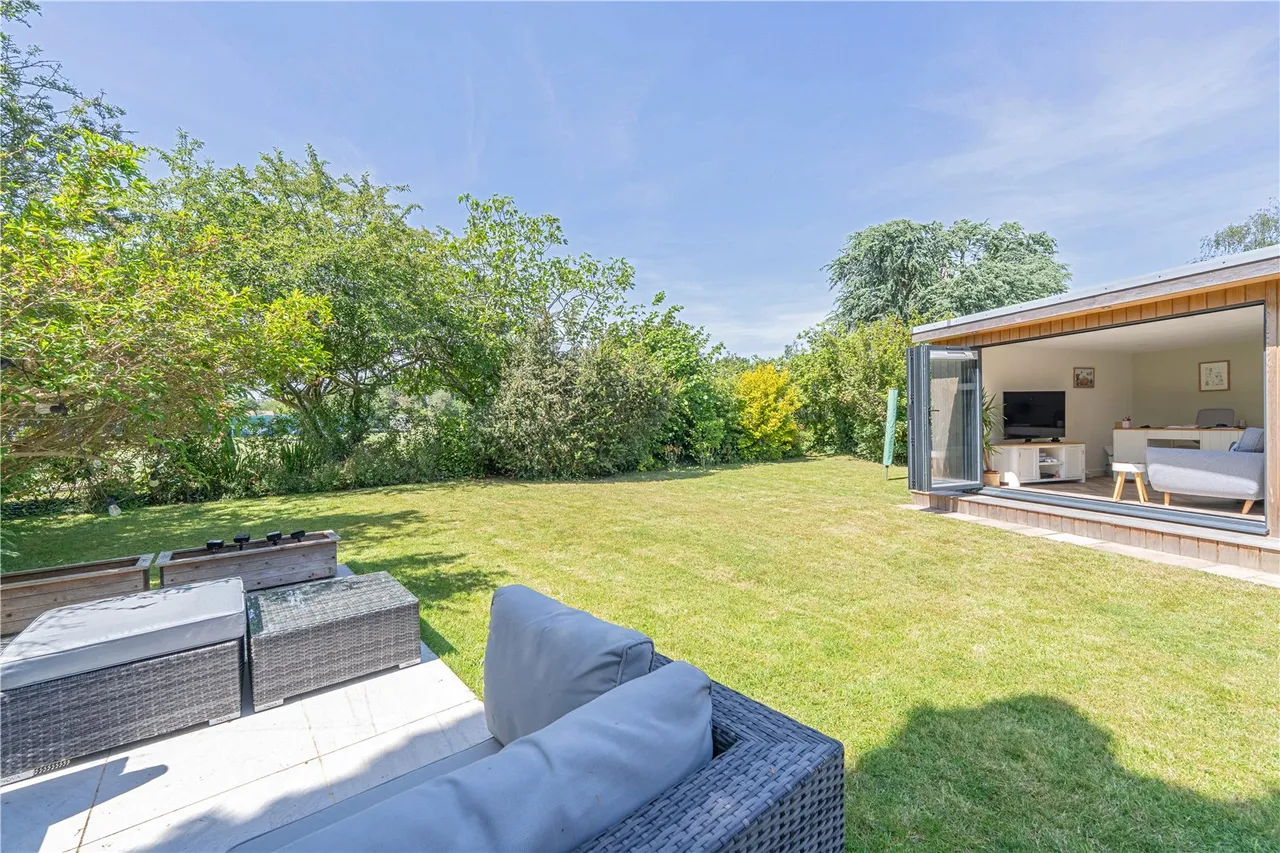 Kenton Avenue, Sunbury, TW16 5AS, photo 17