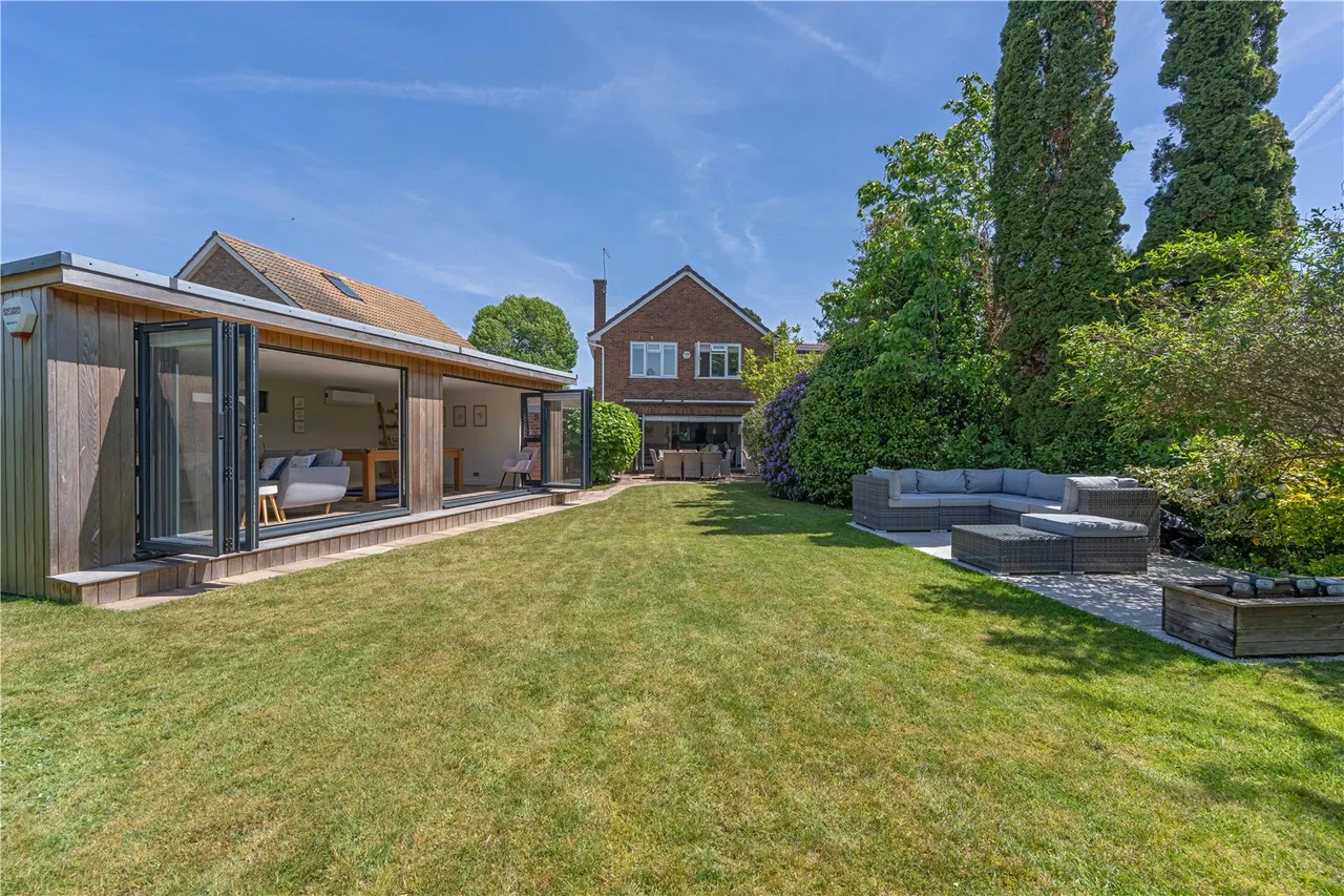Kenton Avenue, Sunbury, TW16 5AS, photo 15