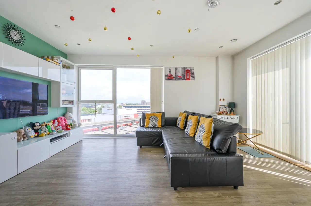 3 bed flat for sale, London, E16