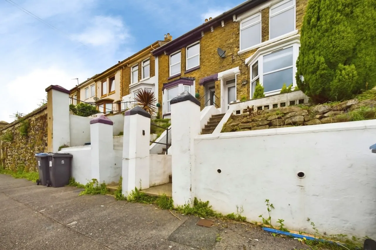3 bed house to rent — Heathfield Avenue, Dover