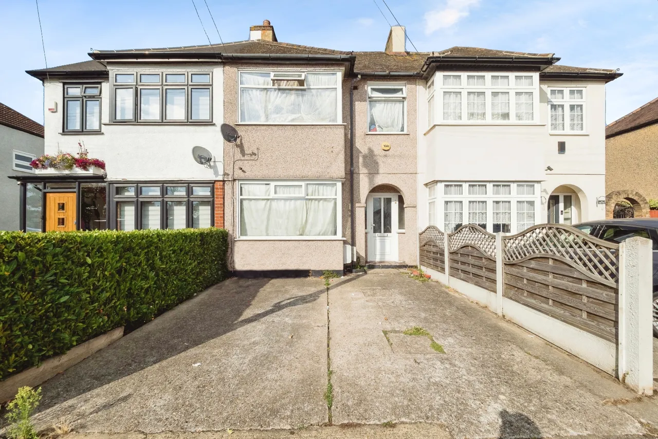 3 bed house for sale — Ford Lane, South Hornchurch, RM13