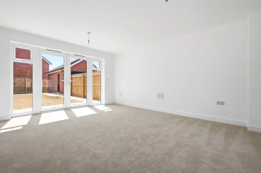 with 4 bedrooms in Thaxted Road, Saffron Walden, CB11, photo 4