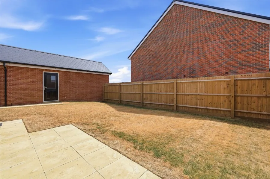 with 4 bedrooms in Thaxted Road, Saffron Walden, CB11, photo 10