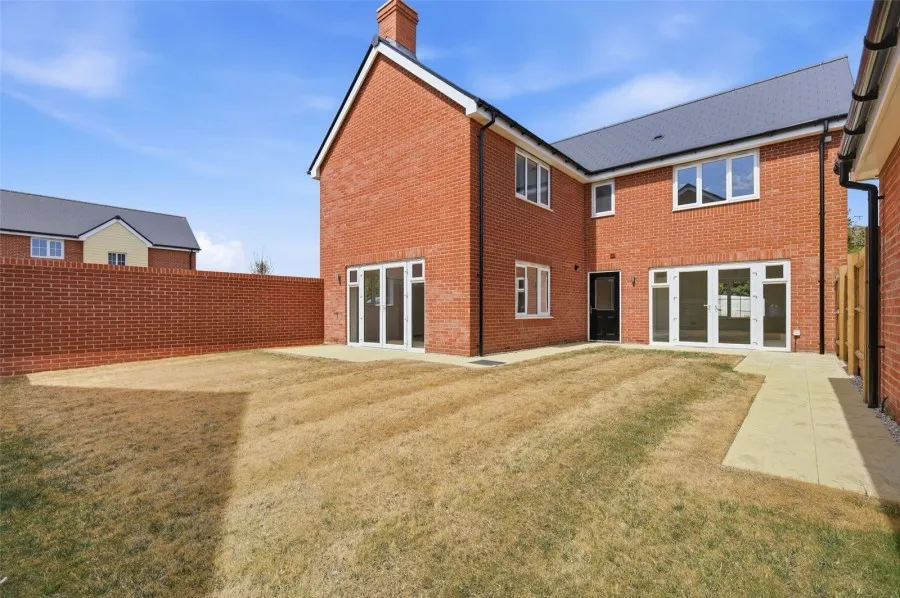 with 4 bedrooms in Thaxted Road, Saffron Walden, CB11, photo 11