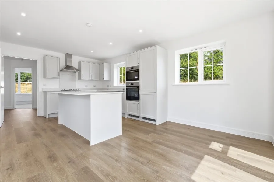 with 4 bedrooms in Thaxted Road, Saffron Walden, CB11, photo 3