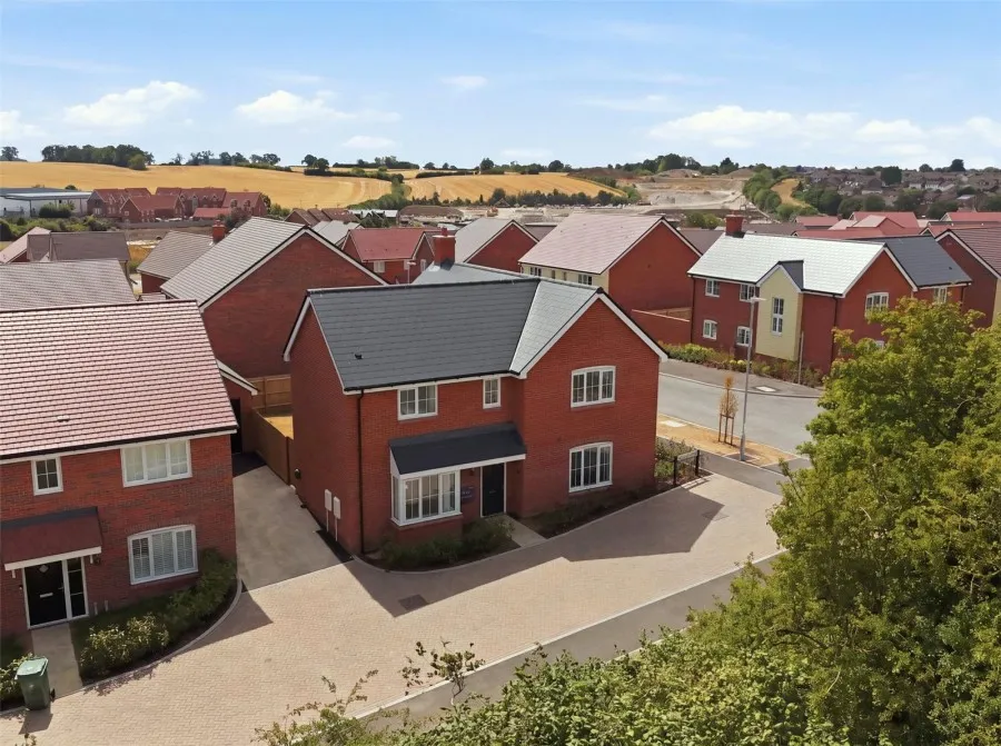 with 4 bedrooms in Thaxted Road, Saffron Walden, CB11, photo 13