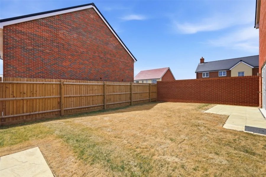 with 4 bedrooms in Thaxted Road, Saffron Walden, CB11, photo 12