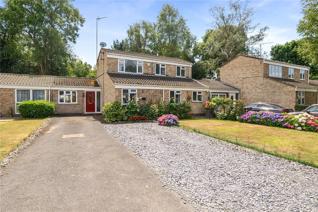 4 bed house for sale — Verran Road, Camberley, Surrey, GU15 2ND