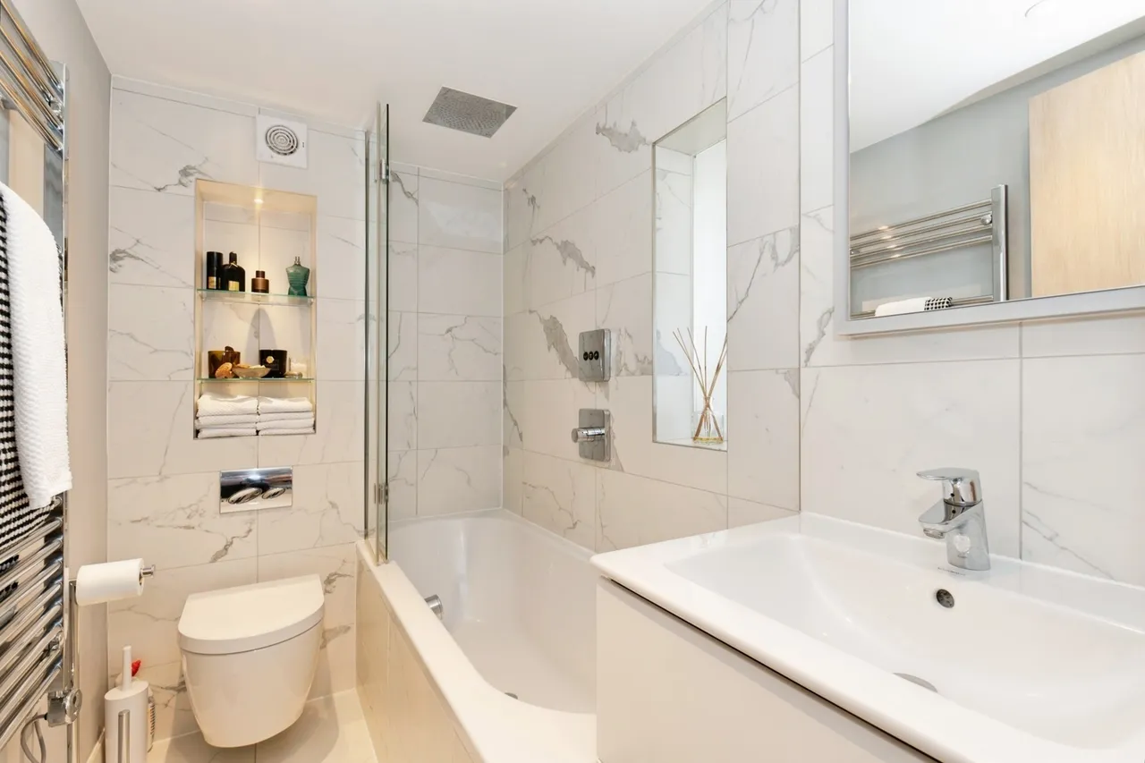 King Georges Walk, Esher, KT10, photo 9