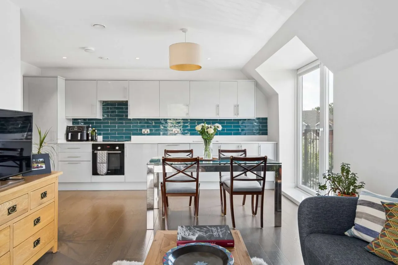 Sycamore Road, Amersham, Buckinghamshire, HP6 5FF, photo 3