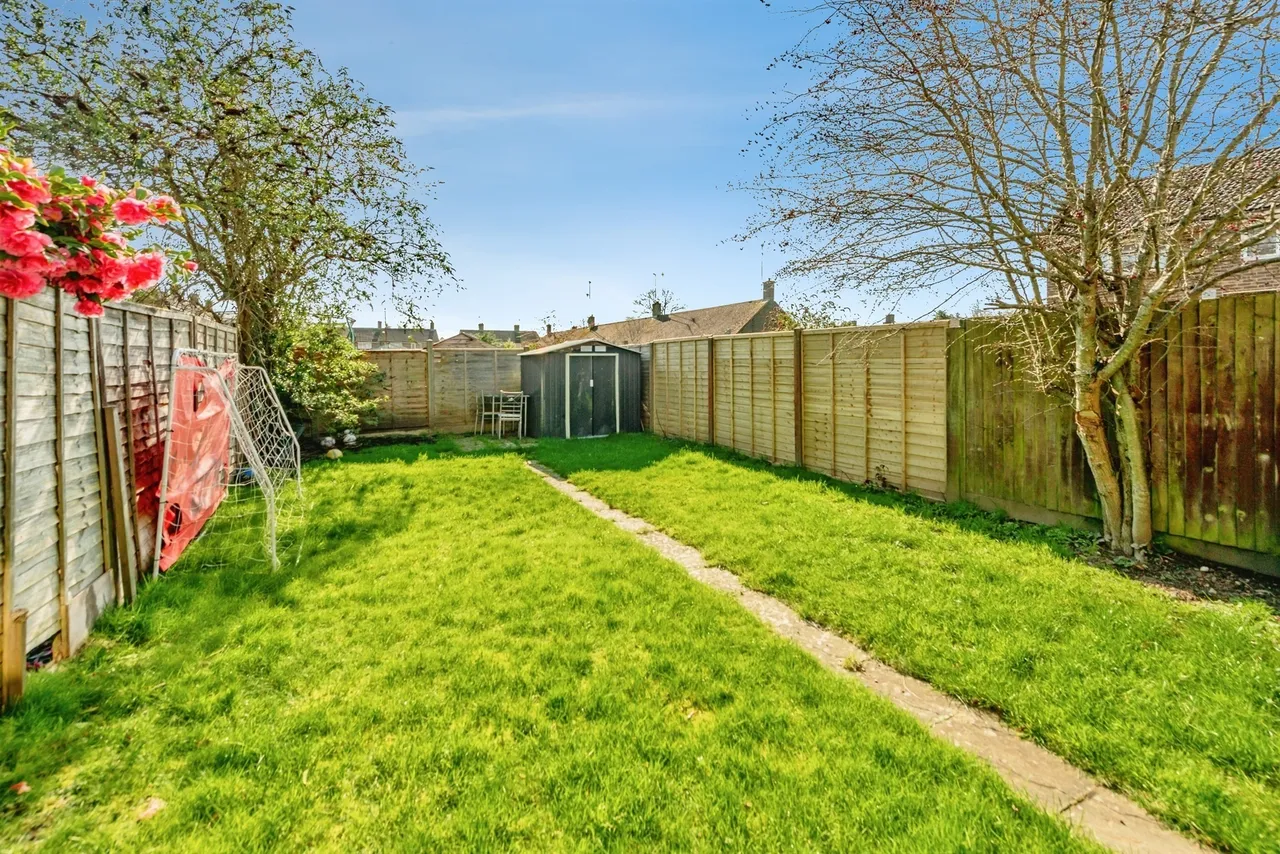 Shackleton Road, Crawley, RH10, photo 2
