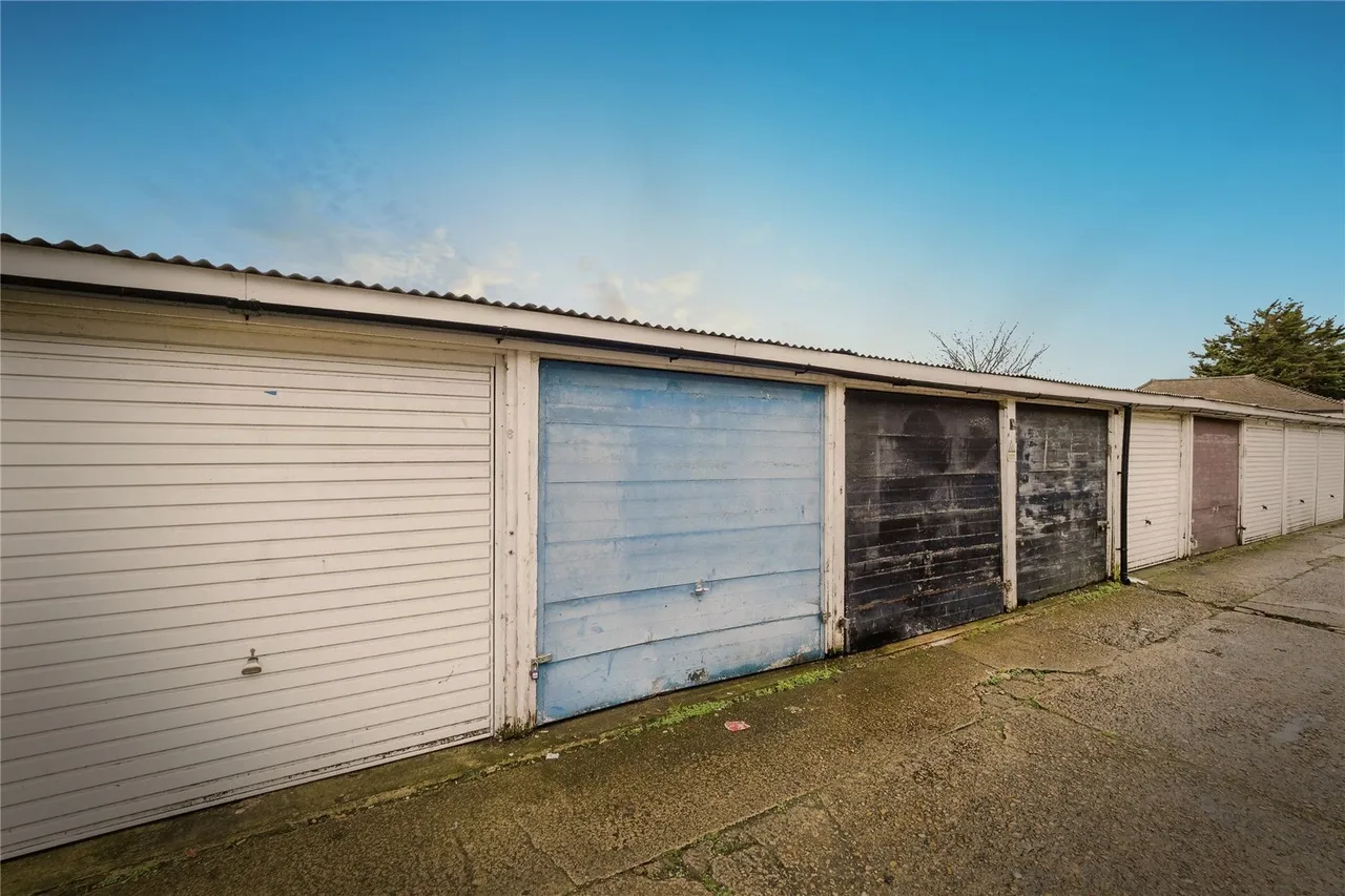 Whalebone Lane South, Dagenham, RM8, photo 13