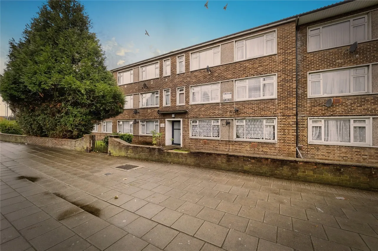 2 bed flat for sale — Whalebone Lane South, Dagenham, RM8
