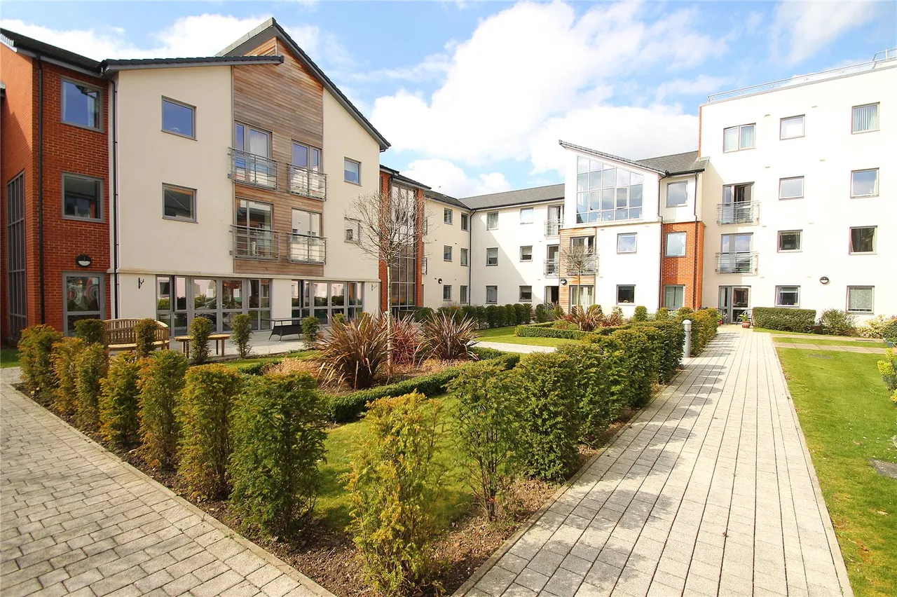 2 bed flat for sale — Kings Place, Fleet, GU51 3FS