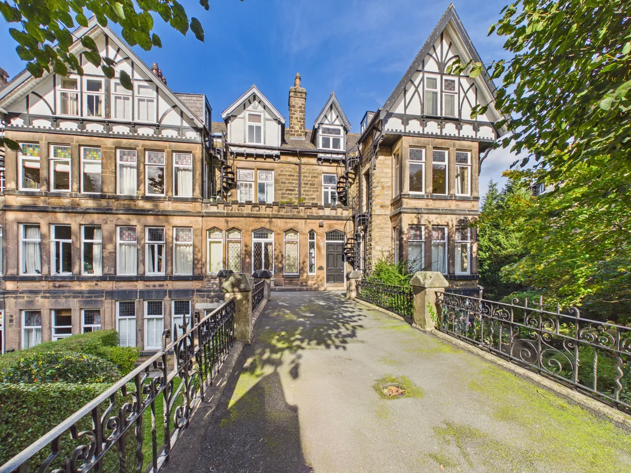 3 bed flat to rent, Clarence Drive, Harrogate, HG1
