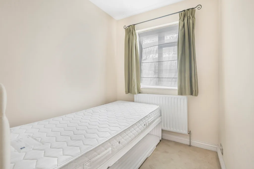 Cabrera Avenue, Virginia Water, GU25, photo 18