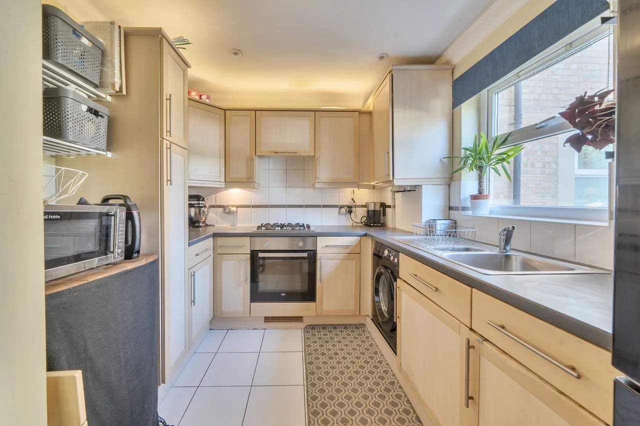 101 White Lodge Close, Isleworth, photo 3