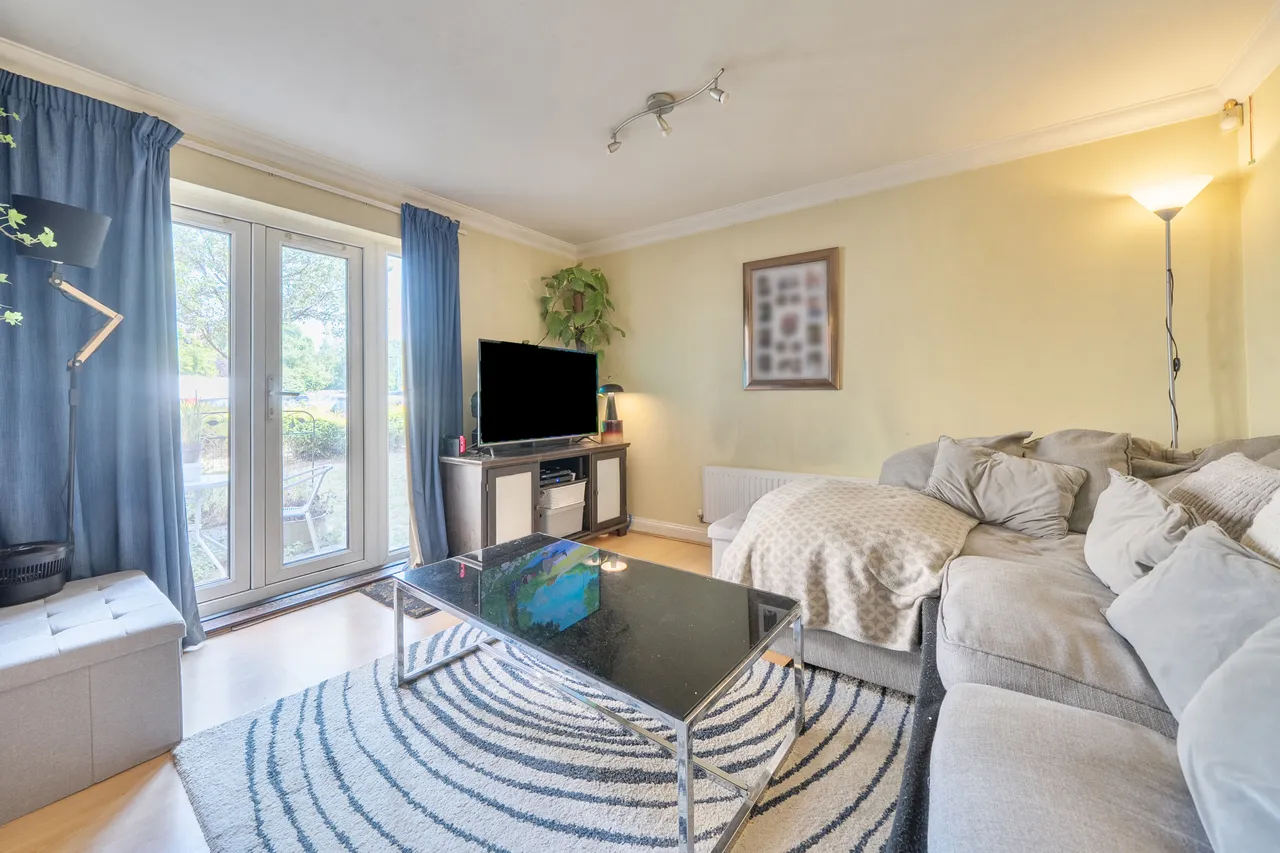101 White Lodge Close, Isleworth, photo 2