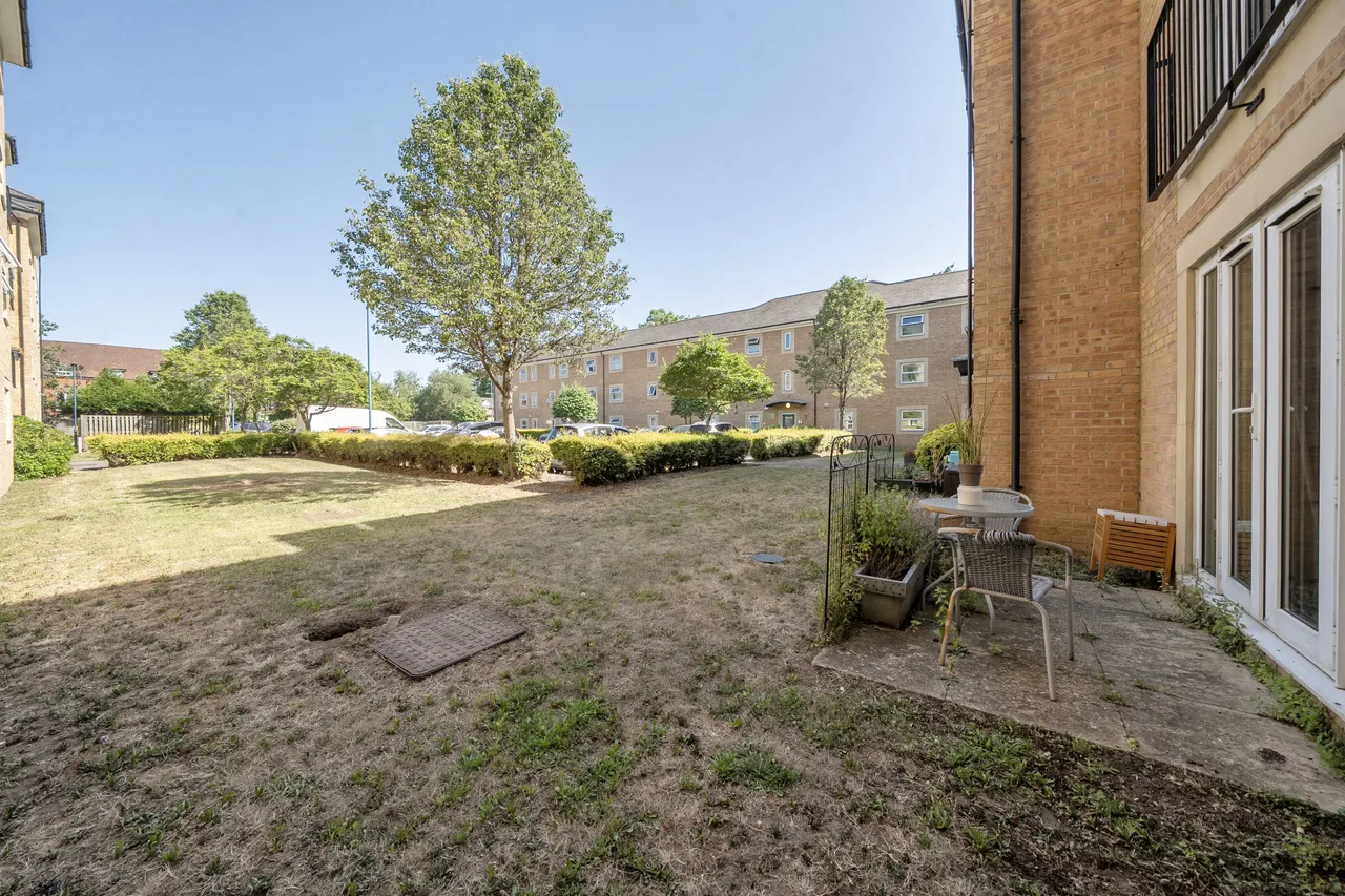 101 White Lodge Close, Isleworth, photo 6