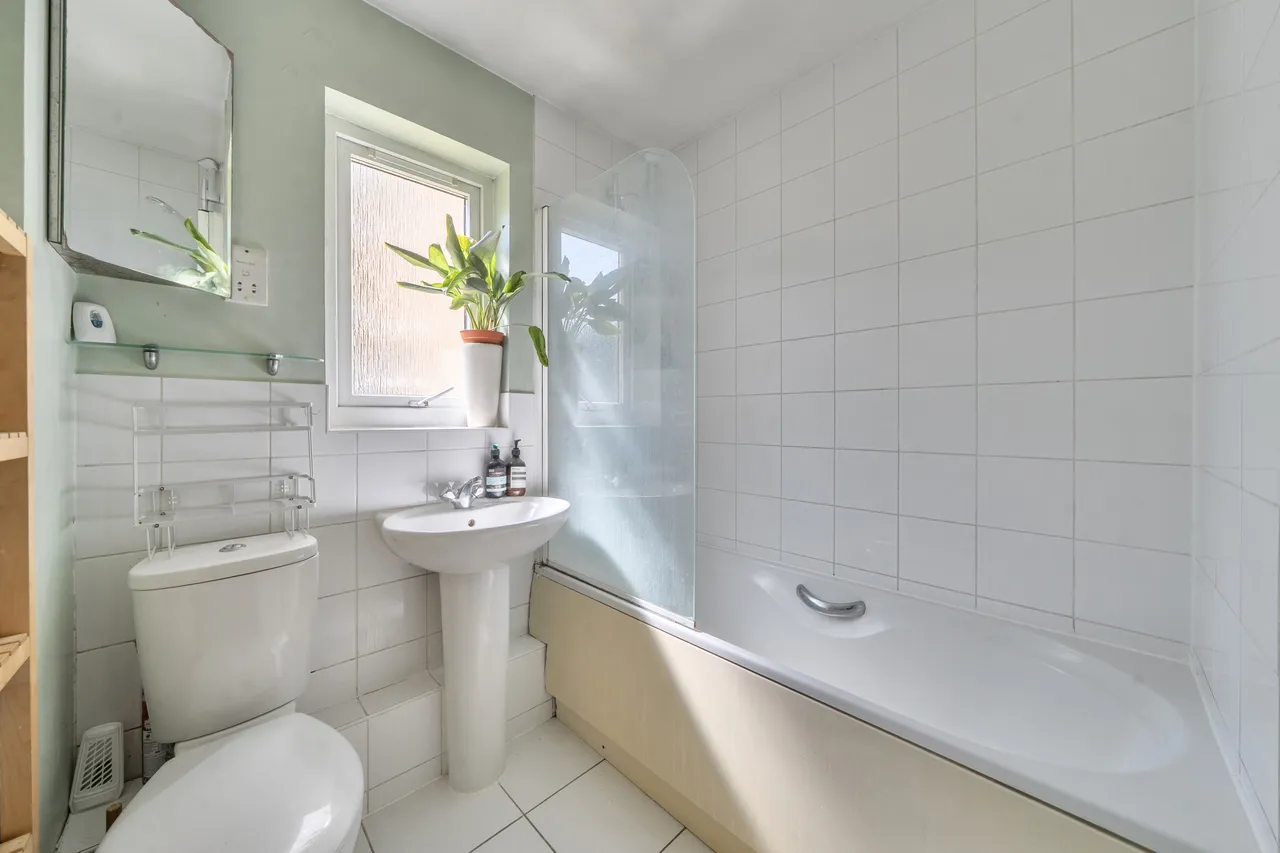 101 White Lodge Close, Isleworth, photo 5