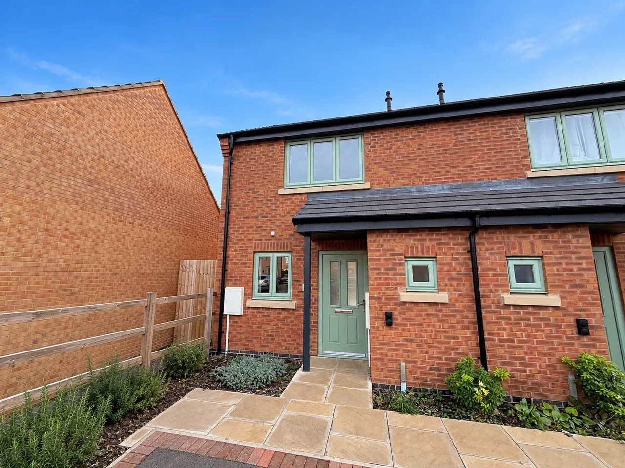 2 bed house to rent, Cannons Close, Priors Hall, NN17