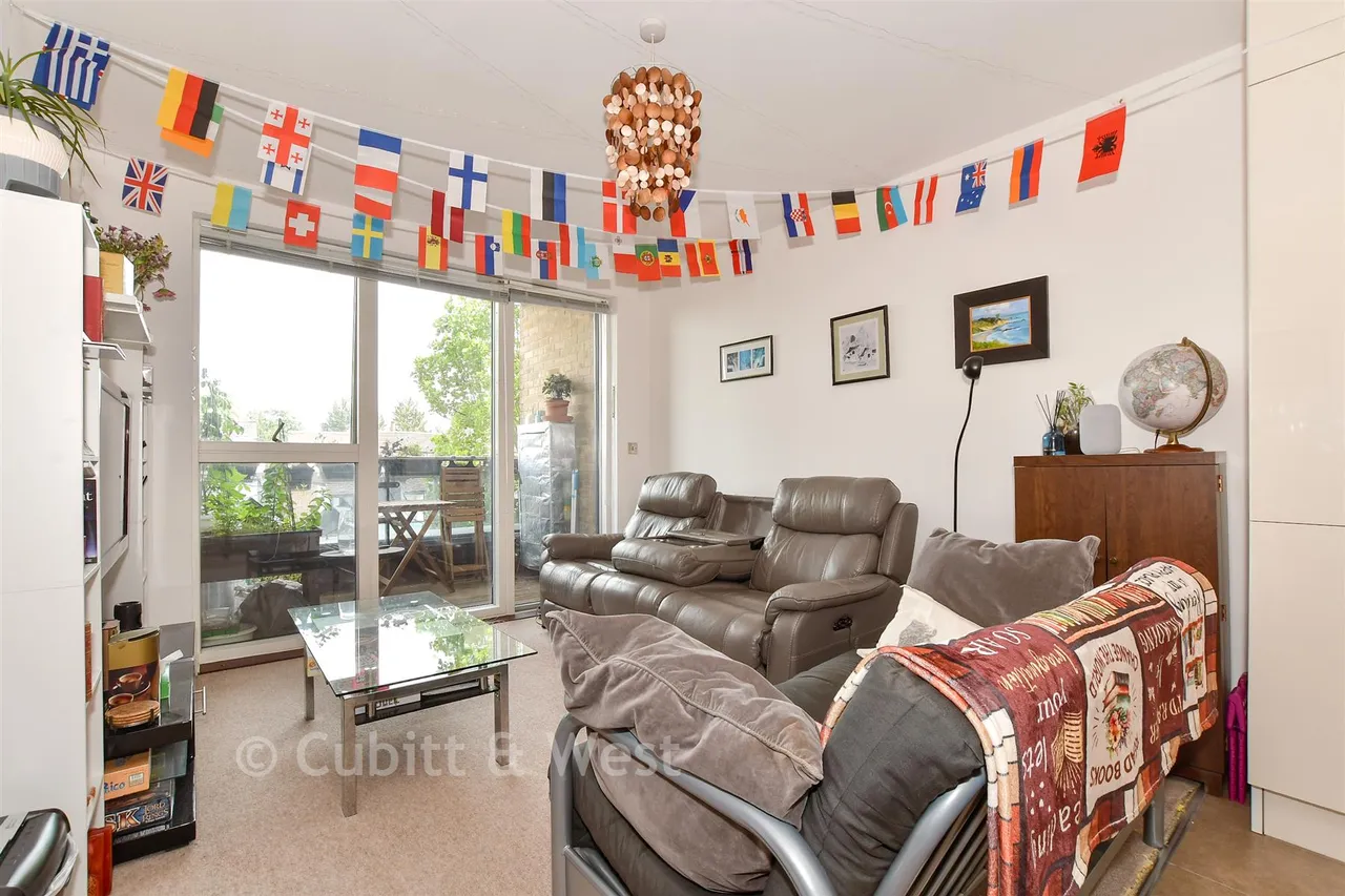 Russells Crescent, Horley, RH6, photo 6