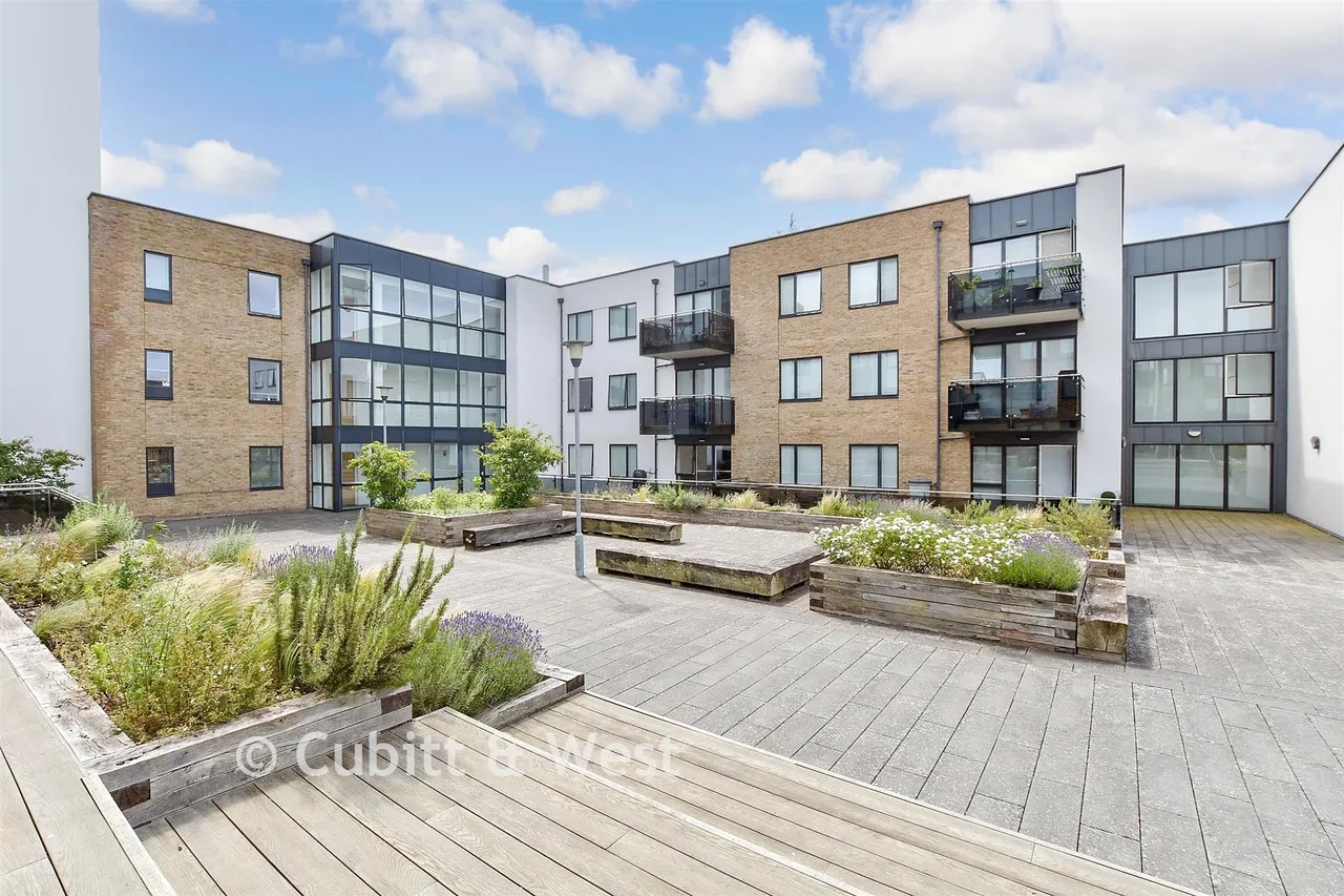 2 bed flat for sale, Russells Crescent, Horley, RH6