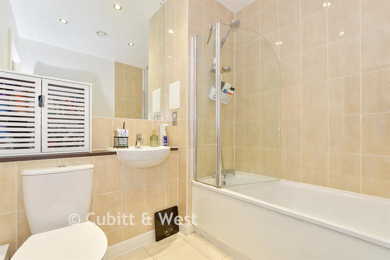 Russells Crescent, Horley, RH6, photo 12