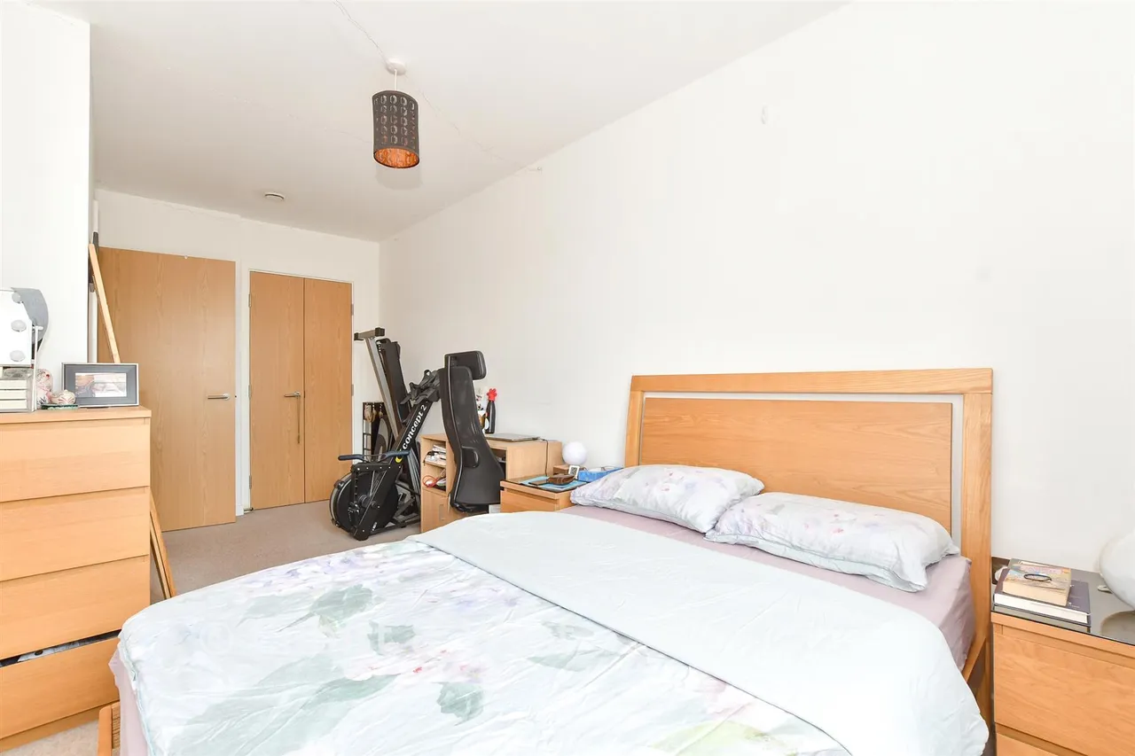 Russells Crescent, Horley, RH6, photo 8