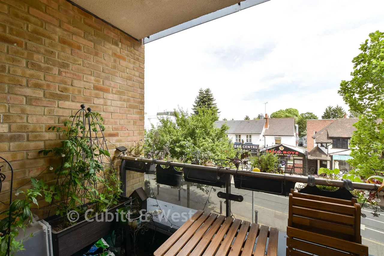 Russells Crescent, Horley, RH6, photo 2