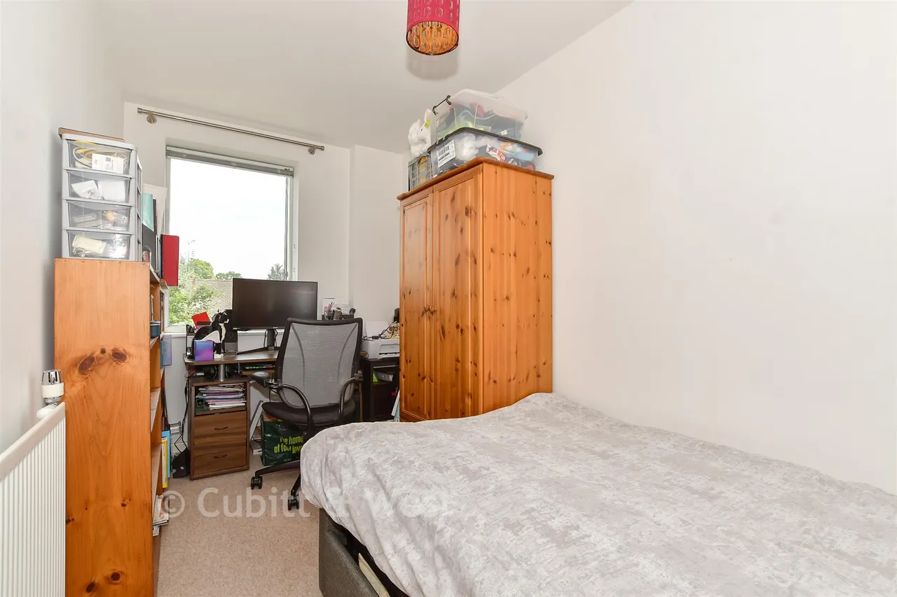 Russells Crescent, Horley, RH6, photo 10