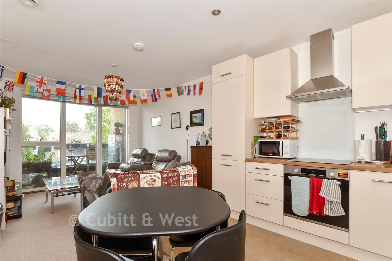 Russells Crescent, Horley, RH6, photo 3