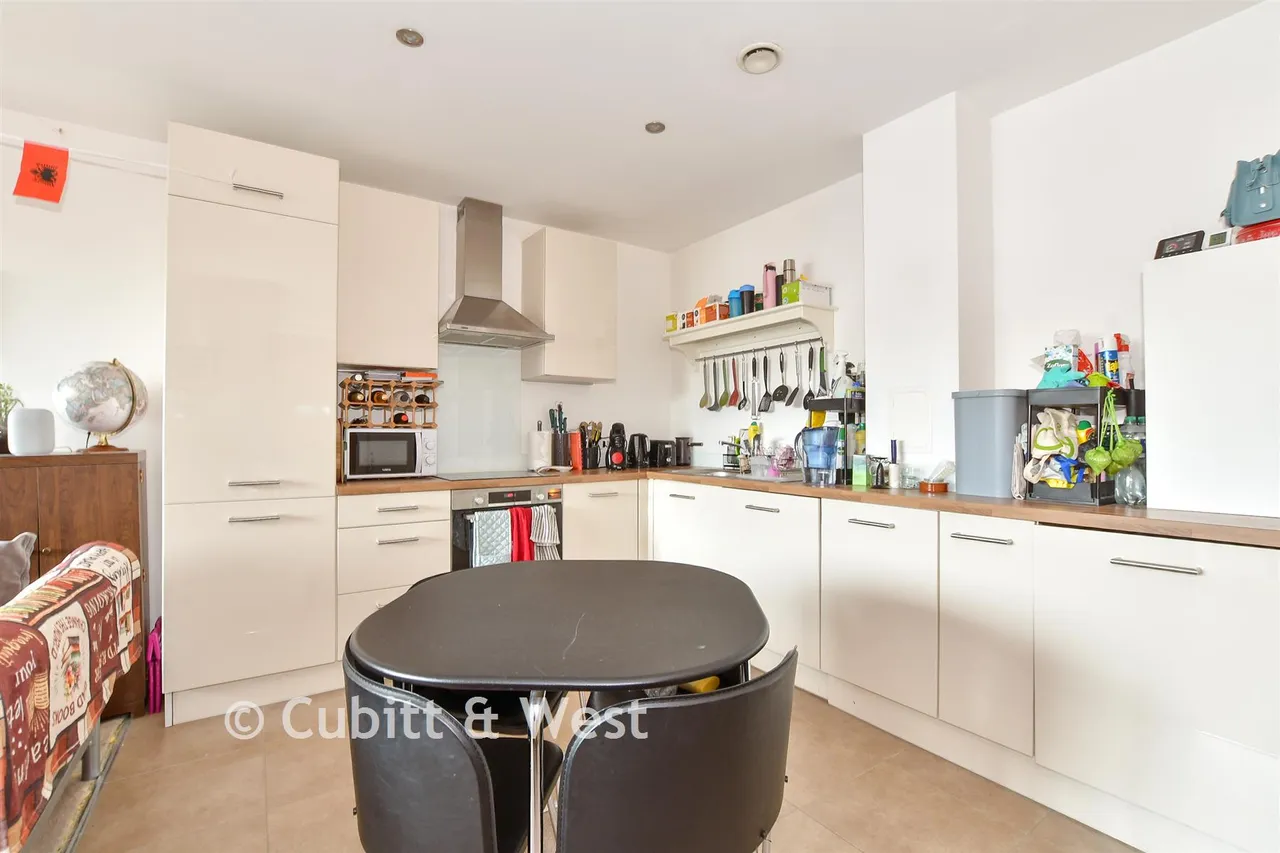 Russells Crescent, Horley, RH6, photo 4
