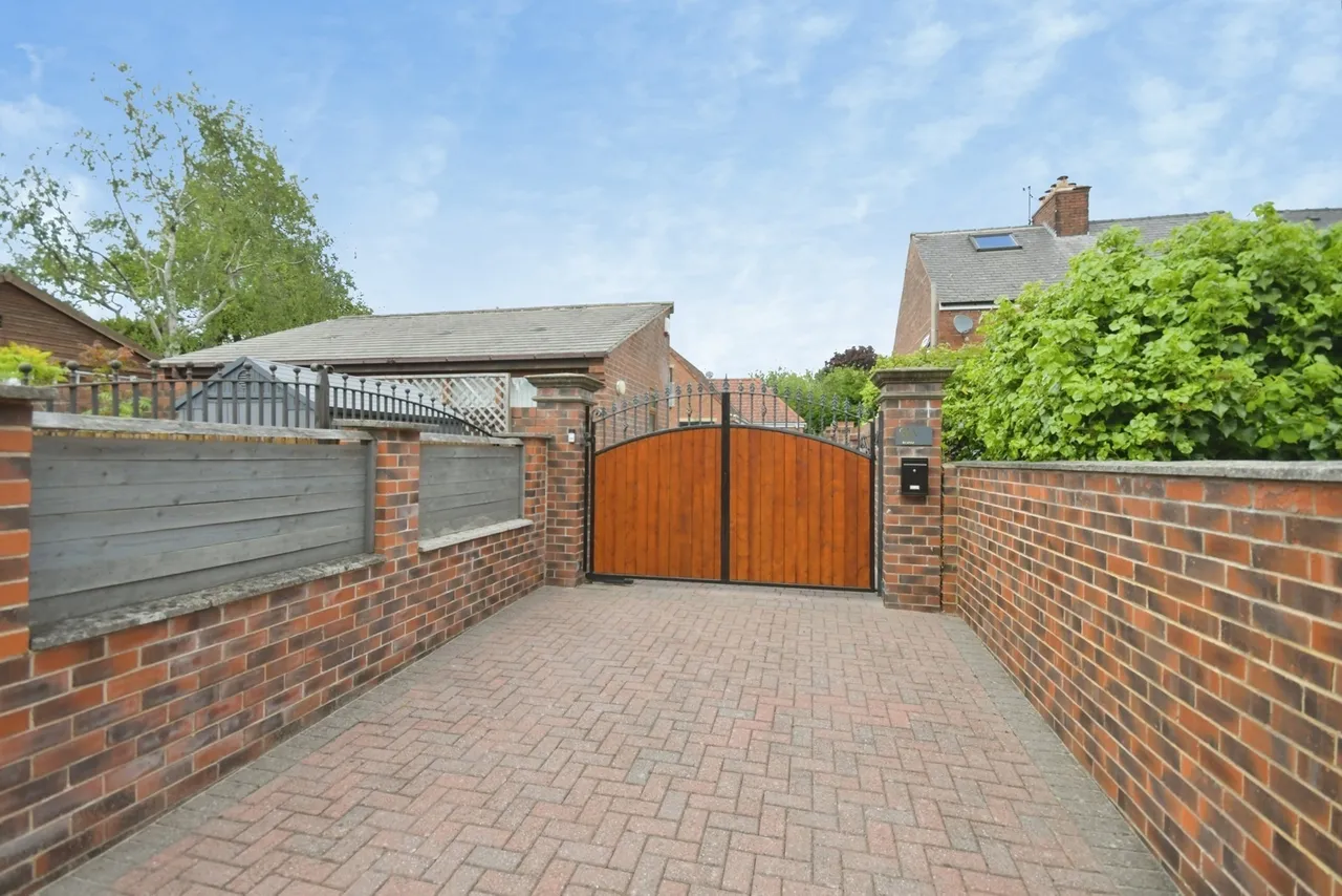 Old Road, Chesterfield, S40, photo 20