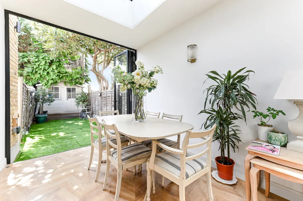 Garratt Lane, London, SW18, photo 2