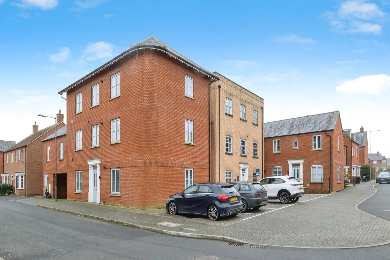 2 bed flat for sale, Needlepin Way, Buckingham, MK18