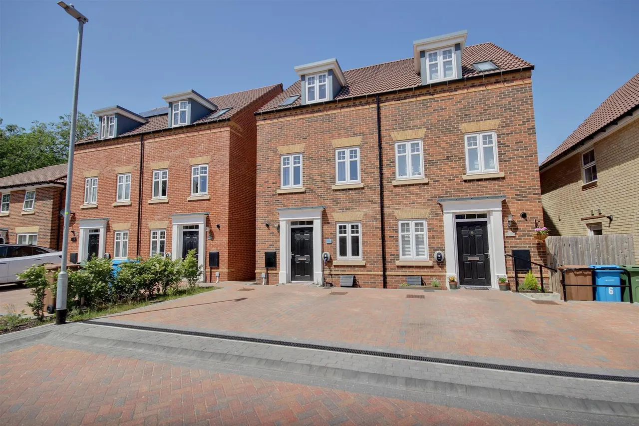 3 bed house for sale — Whitebeam Lea, Beverley