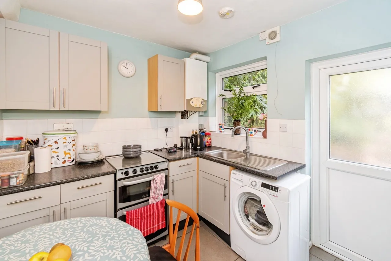 Stuart Crescent, Winchester, SO22, photo 2
