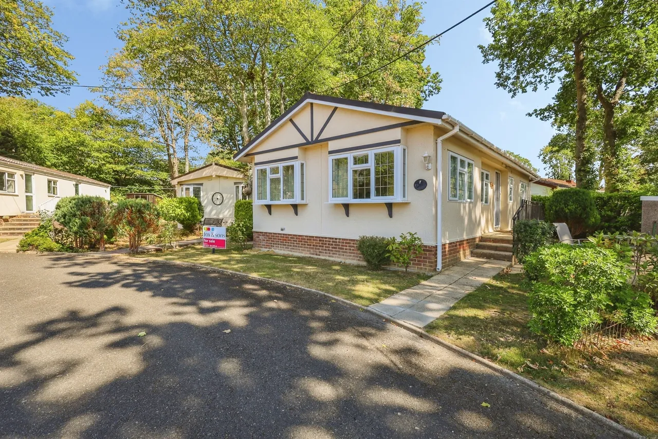 2 bed park home for sale — Deanland Wood Park, Golden Cross, Hailsham