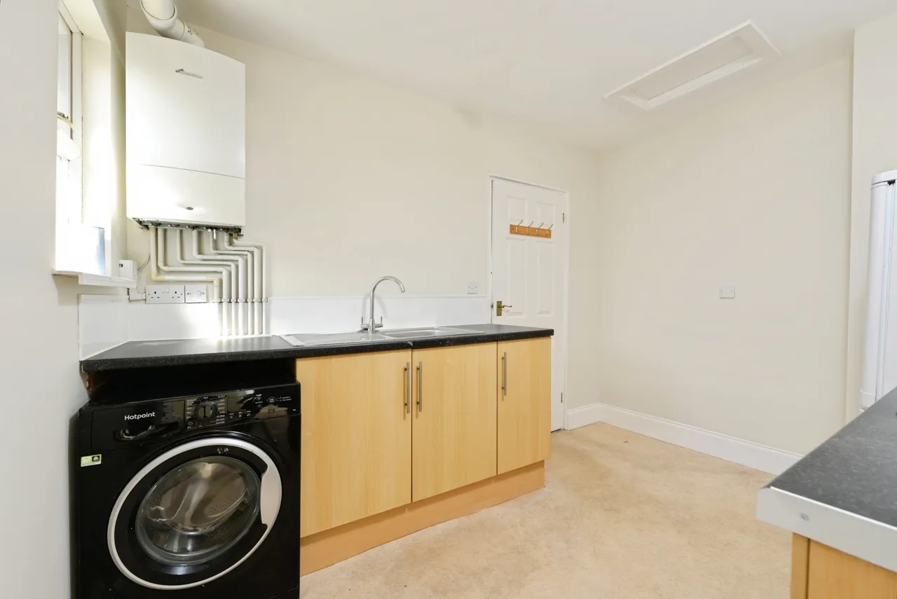 Craven Avenue, PL4, photo 2