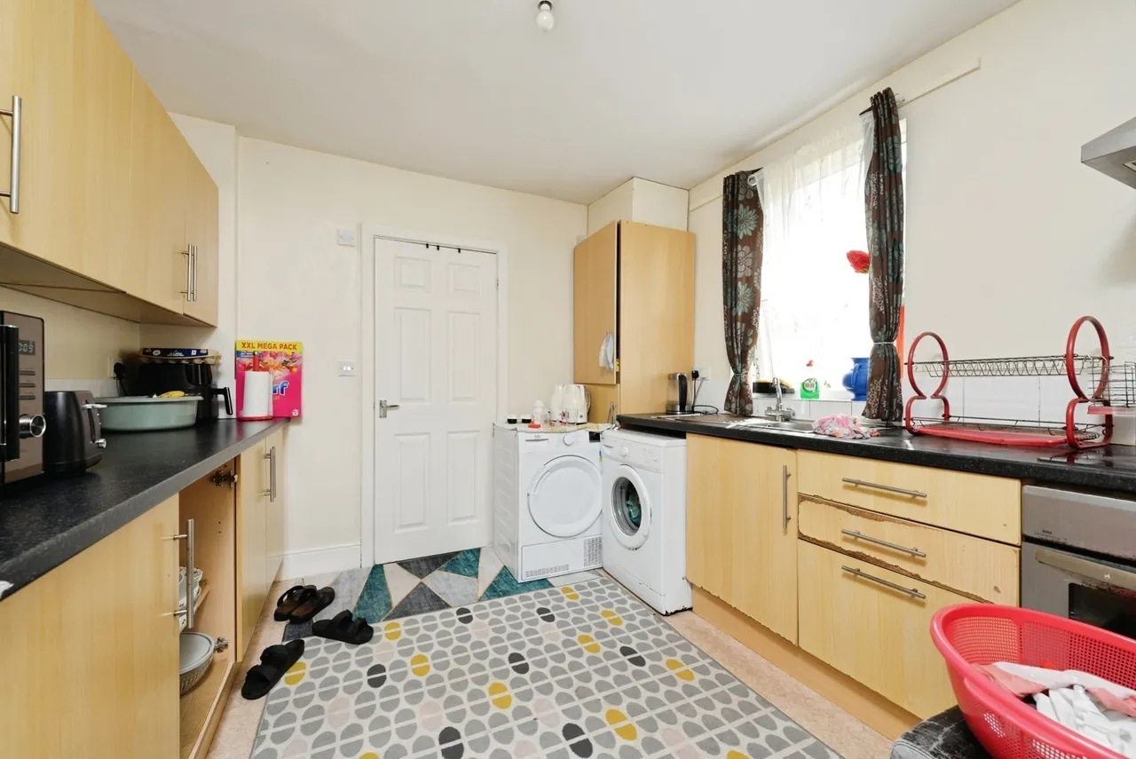 Craven Avenue, PL4, photo 6