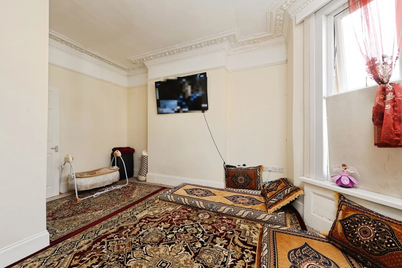 Craven Avenue, PL4, photo 11