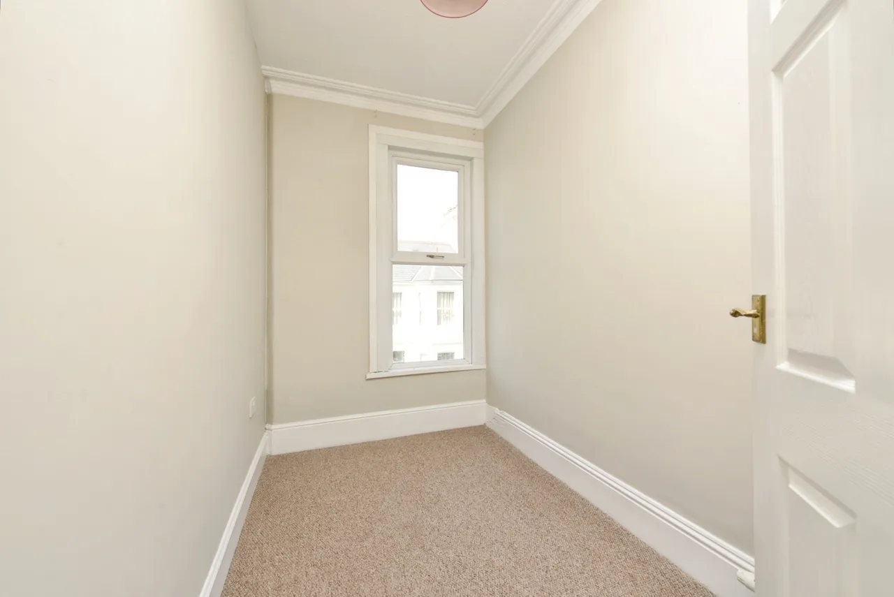 Craven Avenue, PL4, photo 19