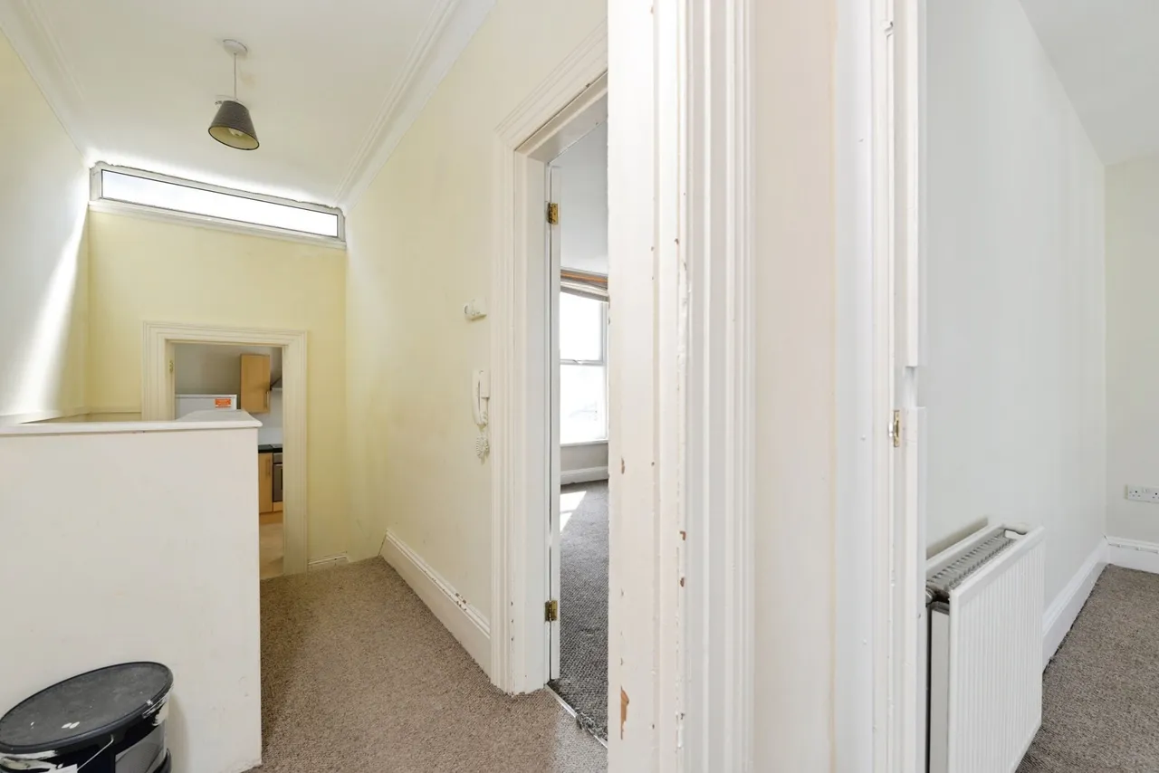 Craven Avenue, PL4, photo 18