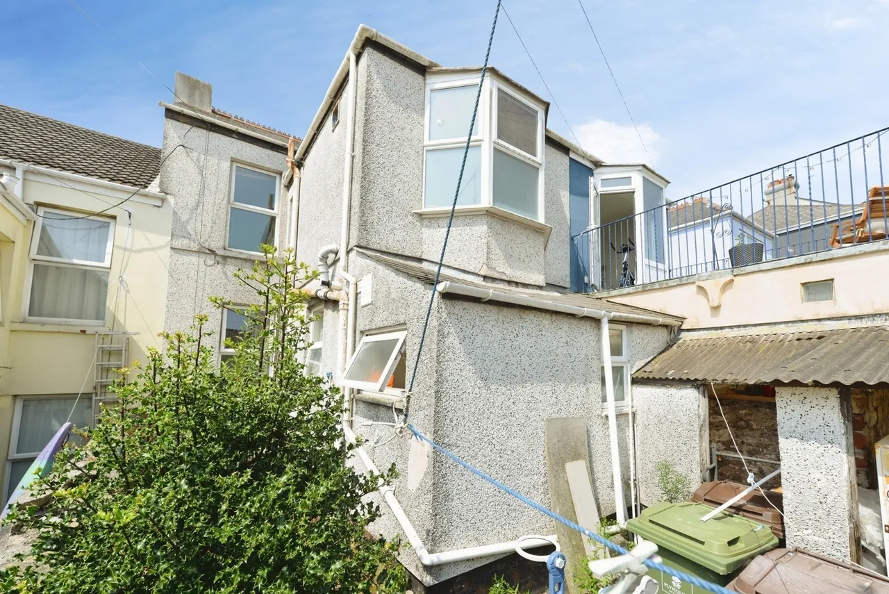 Craven Avenue, PL4, photo 4