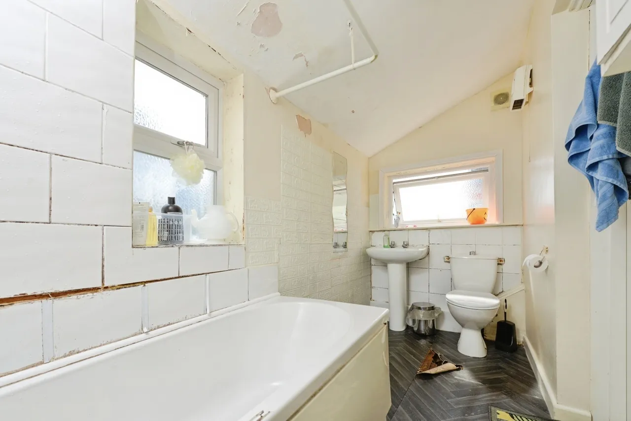 Craven Avenue, PL4, photo 16