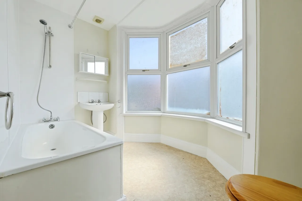 Craven Avenue, PL4, photo 5