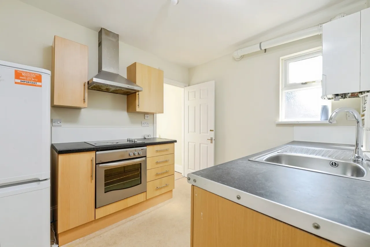 Craven Avenue, PL4, photo 3