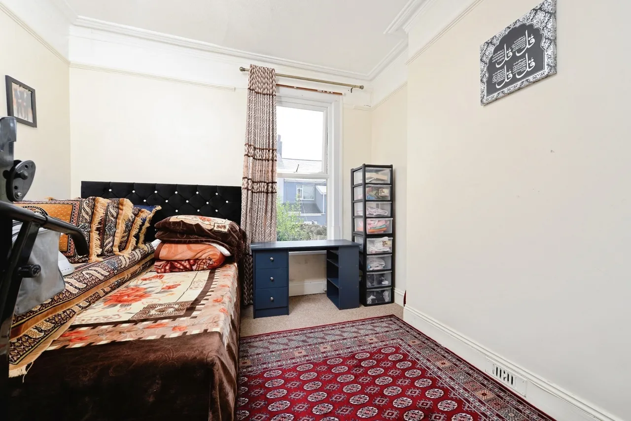 Craven Avenue, PL4, photo 9